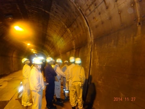 多治見市市之倉町地内トンネル内工事現場を視察する一行