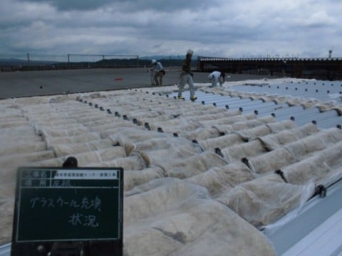 屋根工事・・・折板屋根（ダブルパック・・・折板の間に断熱材入・・・ふとんみたいのは断熱材）