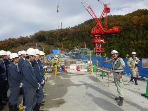 現場担当者の説明を聞く可児工生徒たち