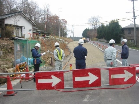 泉町久尻地内の工事現場をパトロールする一行