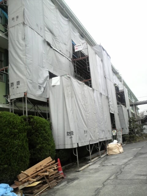 耐震工事のすすむ多治見工高２号館