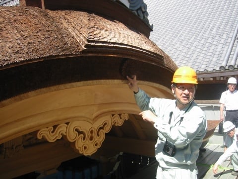 本堂檜皮葺きについて技法の説明を工事担当者より受ける。