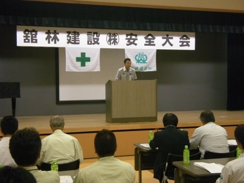 熱心にAEDの取り扱いにぞむ参加者