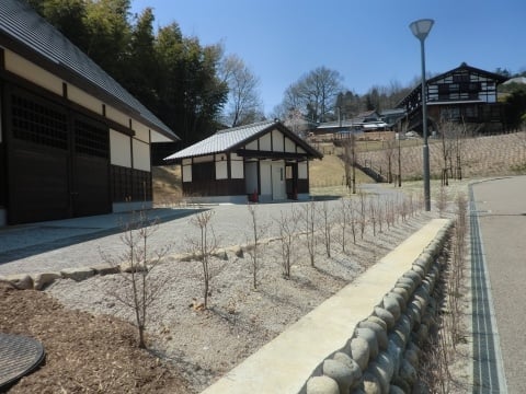休憩所やトイレの併設された織部の里公園