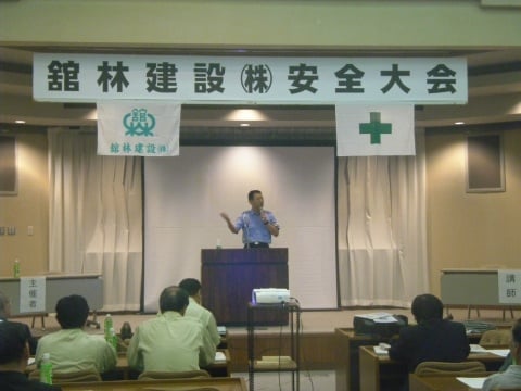 交通安全について講演される長坂課長