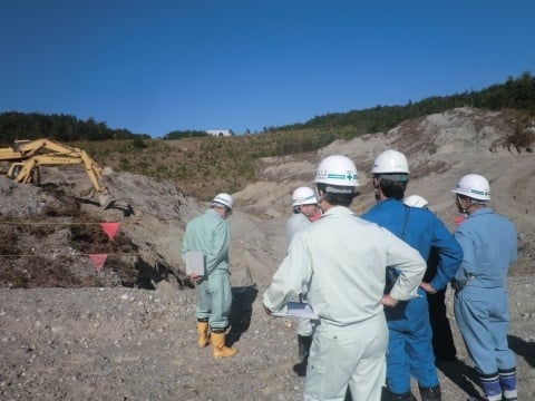 下石町地内の工事現場を視察する一行