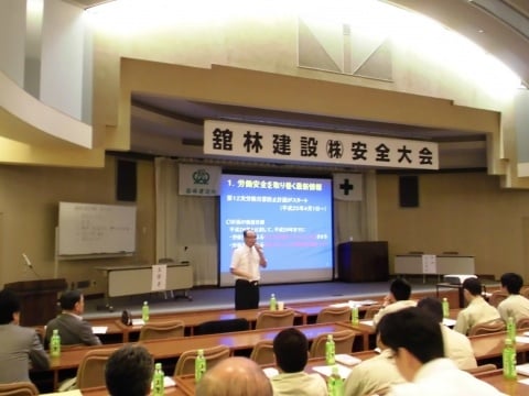 坂口講師の話しに耳を傾ける参加者たち