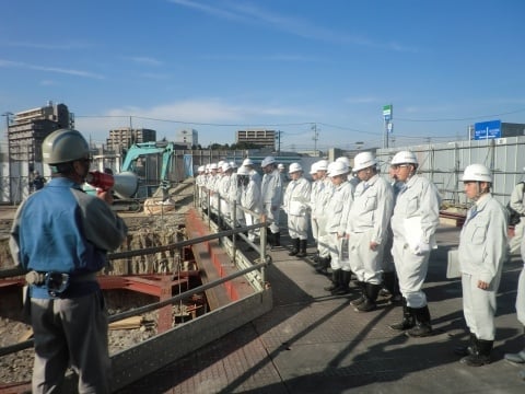 多治見駅北地区公共公益施設建築工事の現場を見学する可児工高の生徒たち。