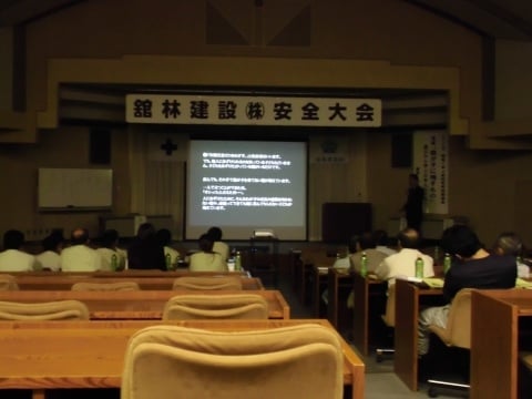 講演される桐井講師