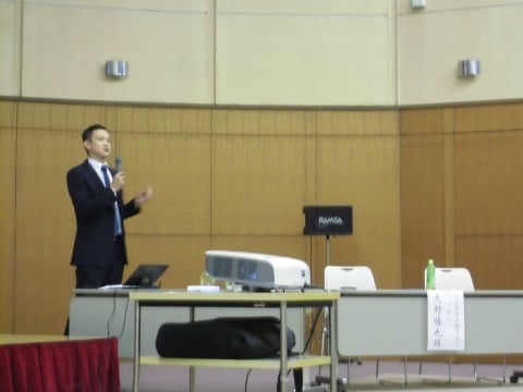 講演される久野勝也氏