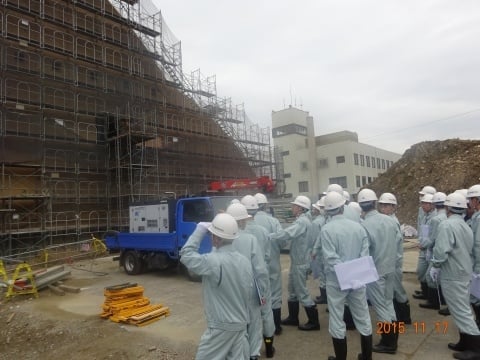 （仮称）日本タイル館の建設工事現場を見学する生徒たち