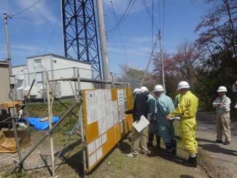東濃農林事務所発注建設現場で掲示標識等を点検するパトロール一行